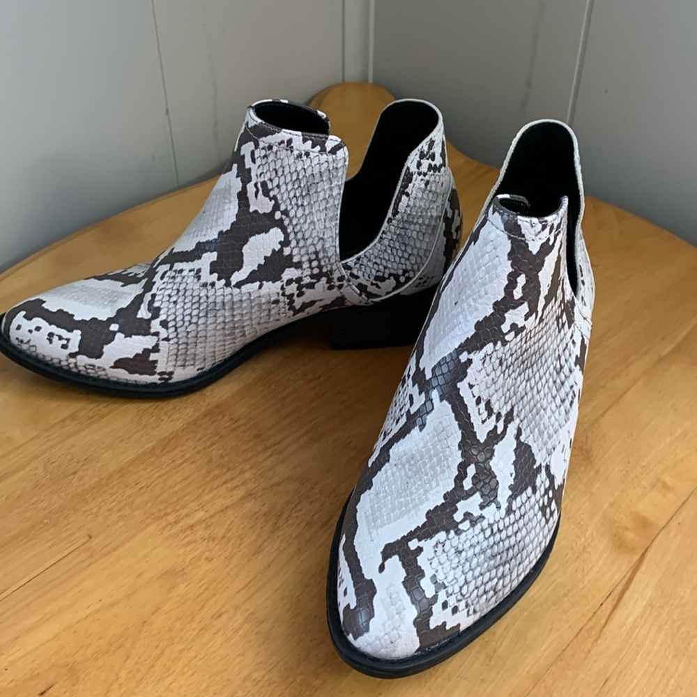 Intaglia Adelyn snake ankle booties women’s size 7 black white Faux snake EUC